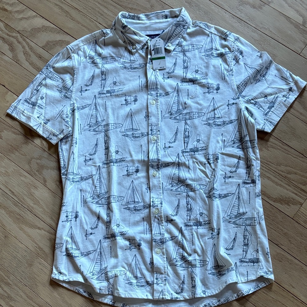 Men's NWT Nautica short sleeve Button-Up Shirt with Nautical Sailboat Print